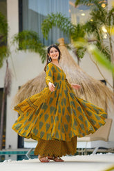 *New arrival 💓💓*
Look straight out of a dreamy movie set as  you turn around and walk in this elegant flaired suit ! The perfect of traditional wear